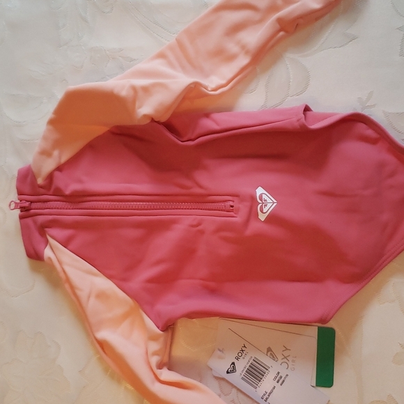 Roxy Girl Long sleeve rashguard. NWT **204** - Picture 2 of 4